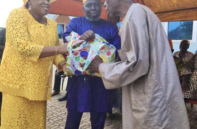 New Year: Yeye Adenike Eulogies Oyo Deputy Gov, Wife’s Humanitarian Gesture As She Distributes Cash, Relief Packages  