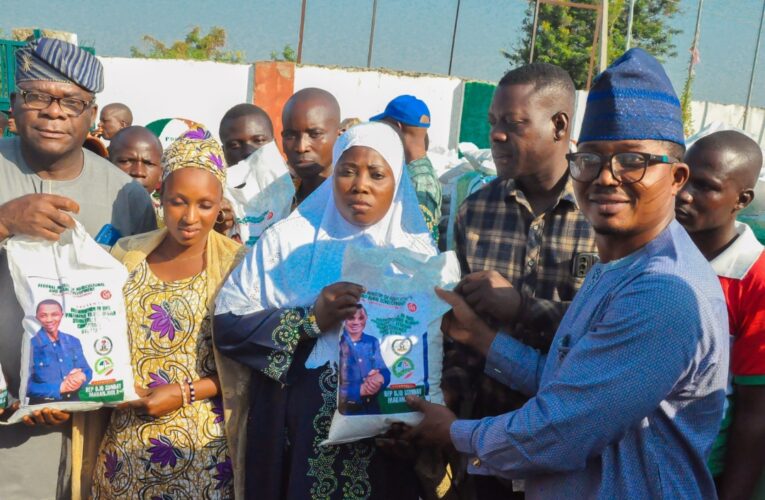 PHOTOS: SMATO commences distribution of palliatives in Ogooluwa/Surulere after arrival 