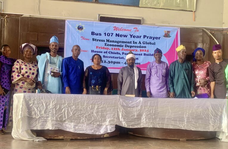 2024: Omituntun 107 Bus’ commuters hold New Year prayer, thank Gov. Makinde for his support 
