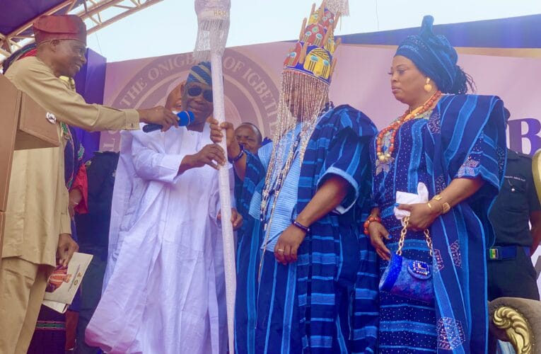 Makinde presents staff of office to Onigbeti of Igbetiland, Oba Bashir Abioye