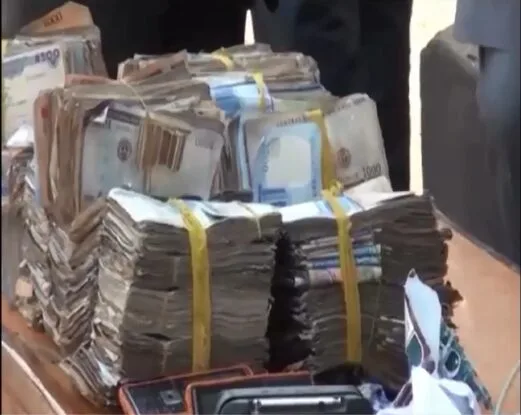VIDEO: Four Nigerian Policemen Reject N8 Million Bribe From Arrested Criminals