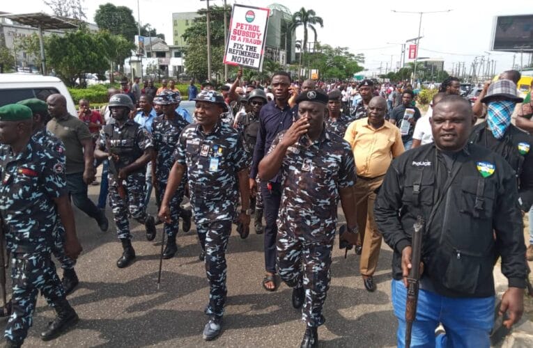 Economic hardship: Police distributes water, biscuits to protesters