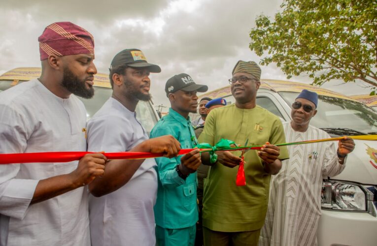 Oyo Speaker, Ogundoyin Commends Makinde For Presenting 28 New Buses to SUG Bodies, Signing of 2024 Bursary for Students