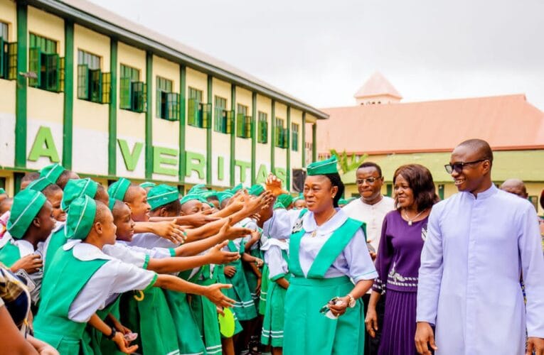 PHOTOS: Commissioner Goes back to Secondary school 