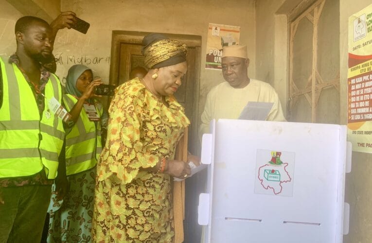 Massive turn-out as Oyo Deputy Gov, Wife, cast vote