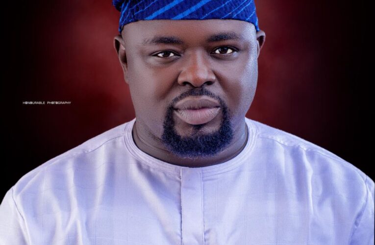 PHOTOS: Ex-Commissioner, Afonja clears detained 35-yr-old mother’s hospital bills in Ibadan