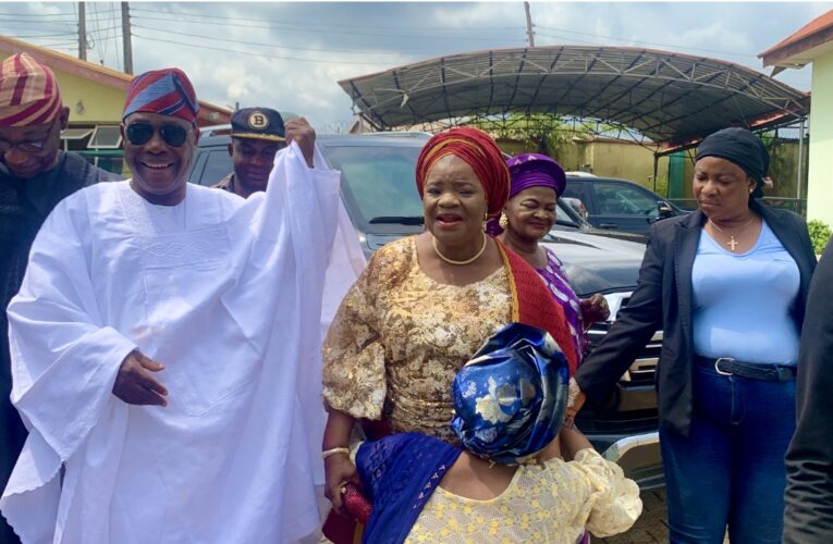 Excitement as Oyo Deputy Gov, wife attend kishi-born Ajala’s wedding in Ibadan