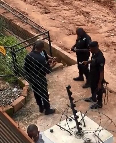 Residents Shut Gate Against Police Officers Who Came To Raid Their Home 
