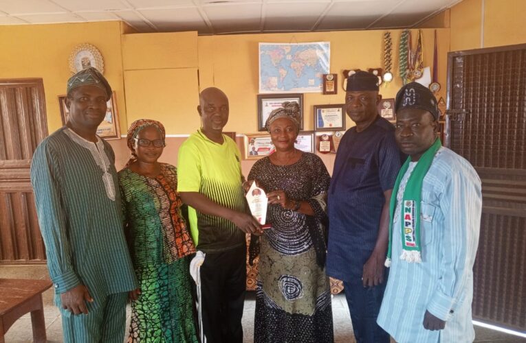 NAPPS Akinyele Pays Congratulatory Visit to Ona Ara LG Chairman, Dr. Temitope Kolapo GLORIOUS, Presents an Award of Excellence