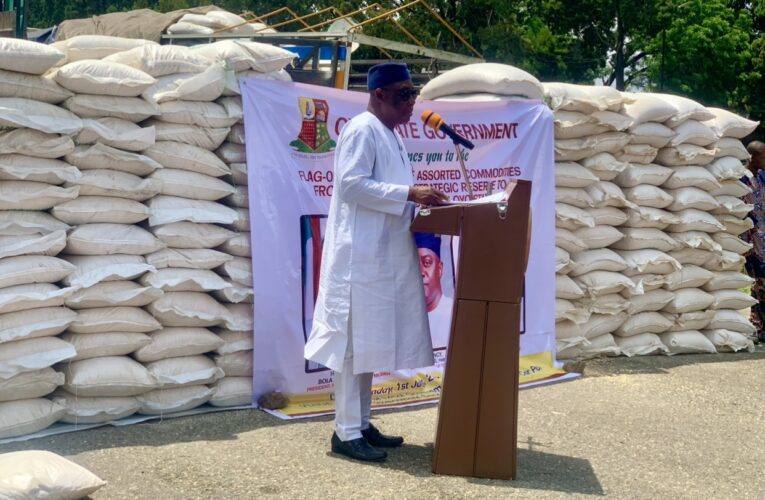 PHOTOS: Makinde flags off distribution of assorted commodities to vulnerable persons in Oyo
