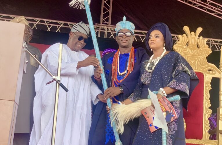 Makinde presents staff of office to Onifiditi, Oba Oyelere 