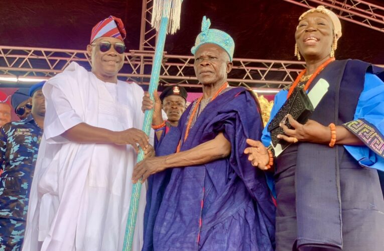 Makinde presents staff of office to new Alawe of Awe, Oba Oladokun, says Gov’t committed to community development