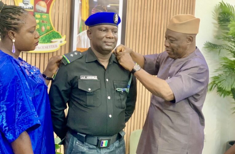 PHOTOS: Oyo Acting Gov decorates his excort commander, Adekunle Odejimi with new rank