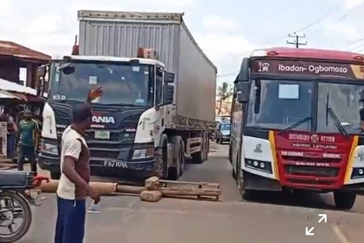Oyo bars trailers from Iseyin/Fapote/Ogbomoso express road 