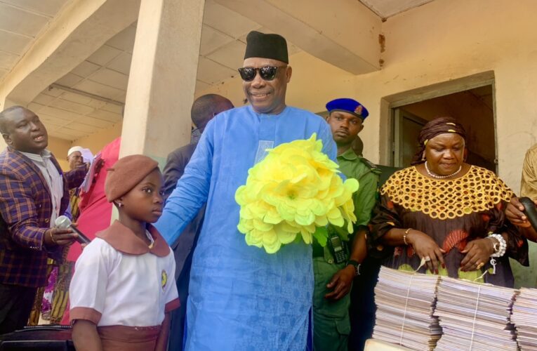 Oyo Gov’t reopens 21 schools closed for over 10 years, distributes learning materials to pupils