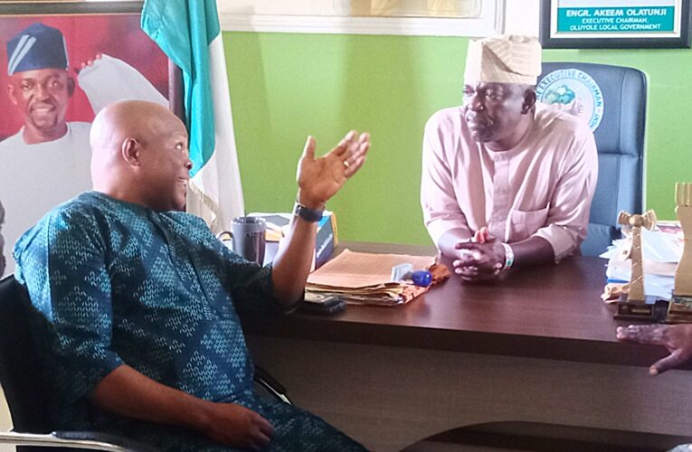 Oluyolye LG Chairman, Akeem Olatunji Receives Opposition Leader, Abass Aleshinloye In His Office