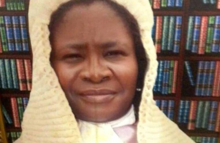 Arapaja condoles with Chief Bayo Lawal over Wife’s demise 