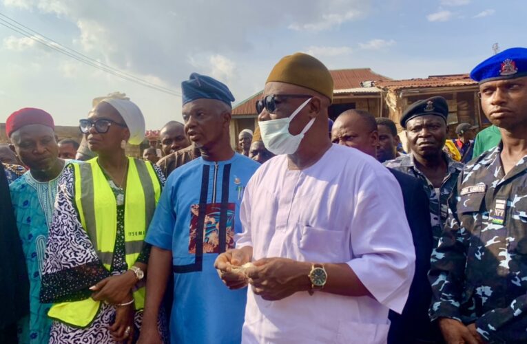 PHOTOS: Oyo Deputy Gov inspects collapsed building in Jegede, presents relief items to victims