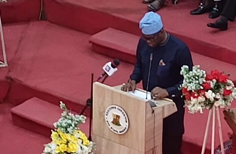 BREAKING: Makinde Presents N678b 2025 ‘Budget Of Stabilization’ To Oyo Assembly