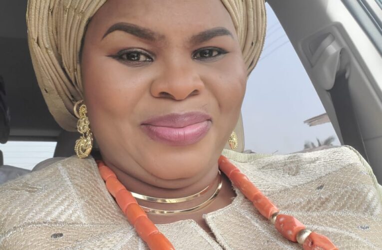 *Bisi Oluranti distributes cash gifts to constituents for Christmas*