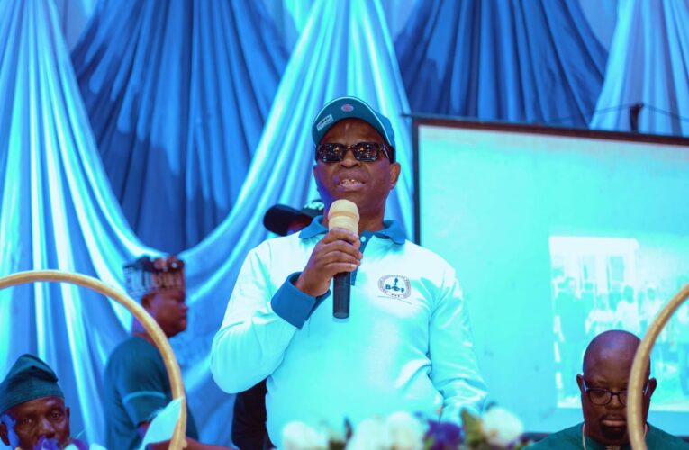 PHOTOS: Germany-based Nigerian, Balogun Olugbemiga doles out cash, POS machines, food stuffs to over 400 visually impaired individuals in Ibadan
