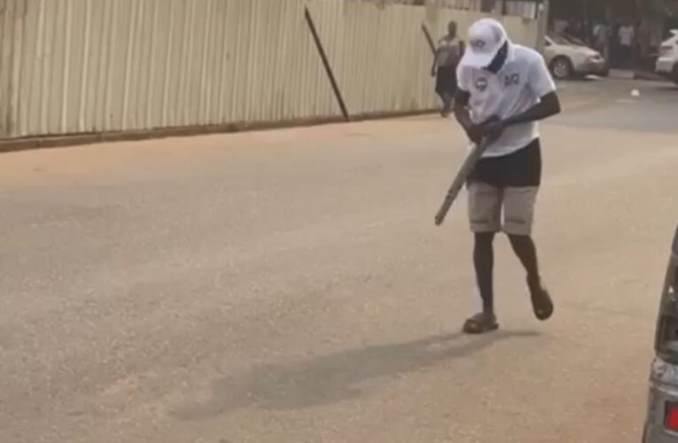 APC sponsored armed thugs disguise as PDP supporters to inflict terror at court premises