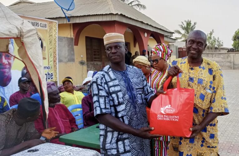 2025: Yeye Adenike Olarinde distributes palliatives to over 300 residents in Kishi (Photos)