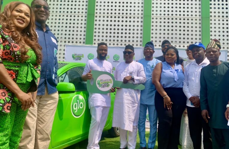 PHOTOS: Oyo Deputy Gov presents prizes to Glo winners In Ibadan