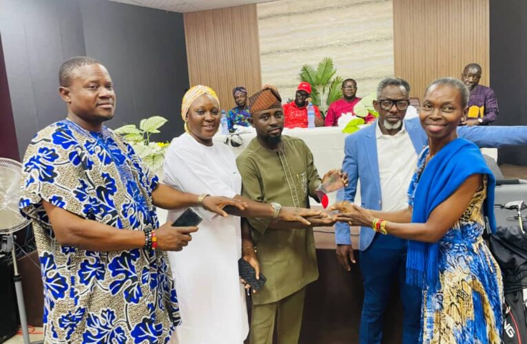 Oyo SWAN Honors Oluyole LG Chairman, Olatunji With Award Of Excellence
