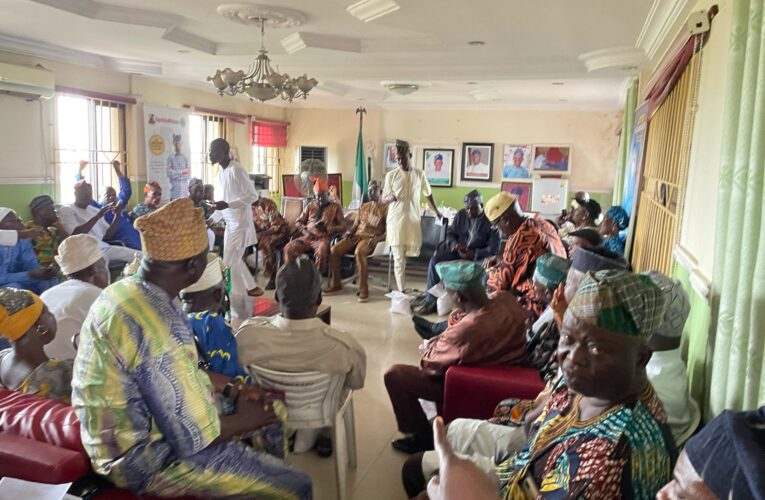 Eid-el Fitr: Excitement As Akeem Olatunji Gifts Oluyole LG, Ward PDP Stakeholders Food Items, Cash