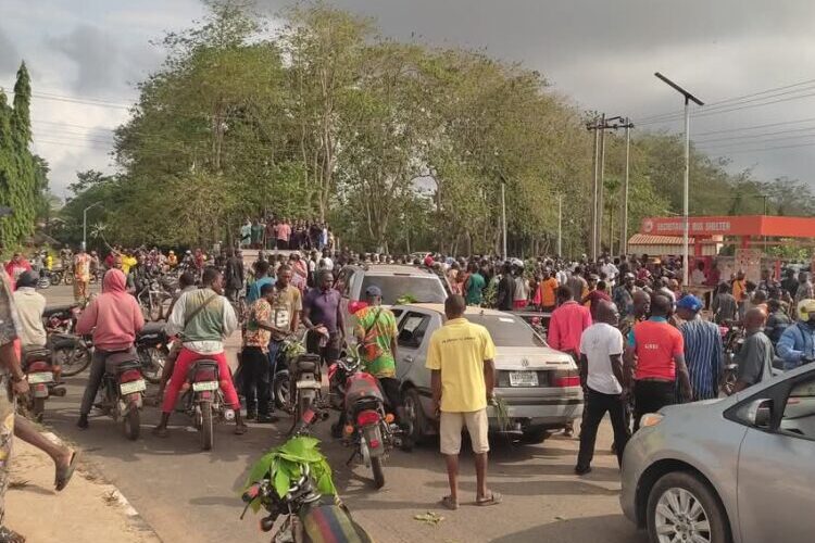 Protesters Shut Ondo Gov’s Office Over Killing Of Another 5 Farmers By Herdsmen