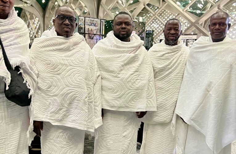 Afonja performs umrah in Makkah, donates N1m to Oja’gbo central mosque for Ihtikaf