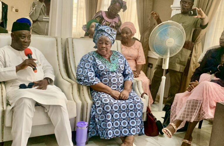 Oyo Deputy Gov leads delegation to condole with Olunloyo family