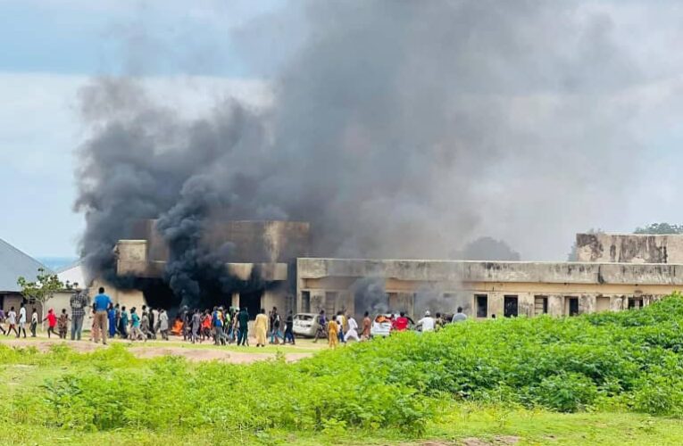Angry Youths Protest In Kwara, Set Emir’s Palace, NDLEA Office Ablaze