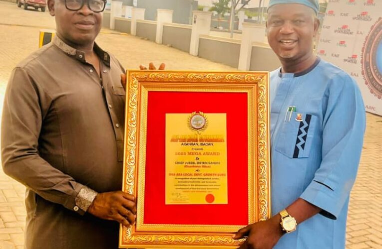 Okanlomo Oodua, Chief Jubril Dotun Sanusi Bags Ona Ara Local Government Development Guru Award