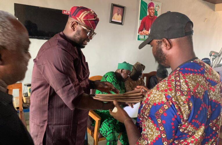 Oke-LEGACY attends PDP Leaders’ Meeting, donates ₦1.2m, awards 100 scholarships