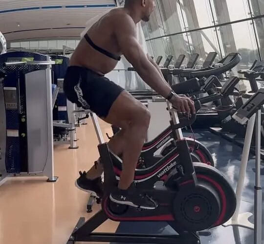 Anthony Joshua finally returns to Gym 