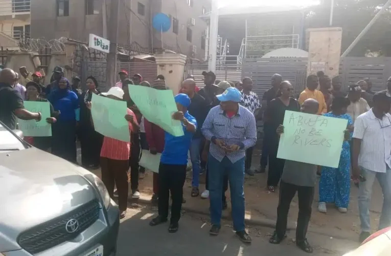 Tension In Abuja As Striking Workers Calls Wike ‘Ole’, Chase Convoy