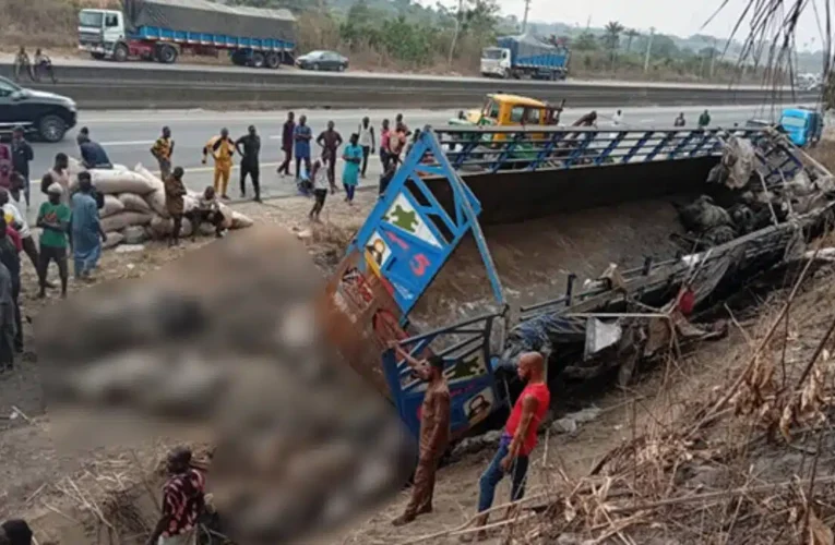 Six Dead As Speeding Trailer Crashes On Lagos-Ibadan Expressway
