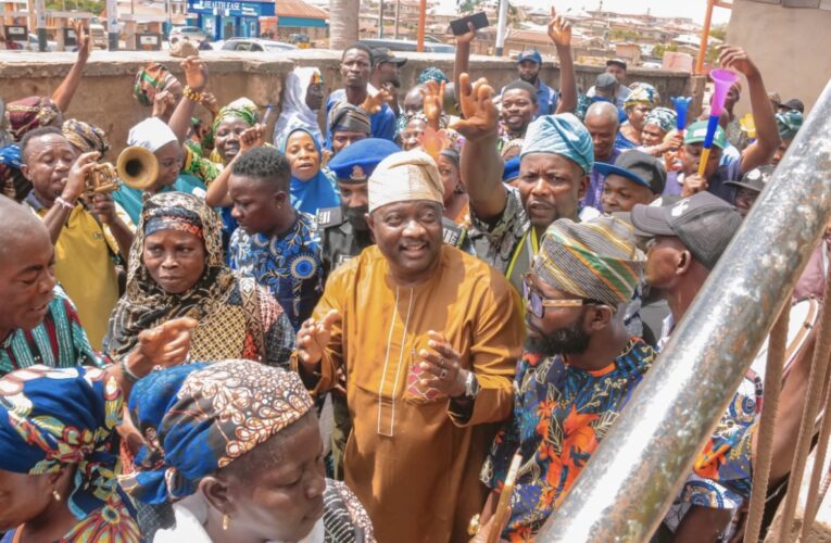 Mammoth Crowd As Fadeyi Declares Reps Ambition, Cites “Ona-Ara Lokan” Before PDP Leaders