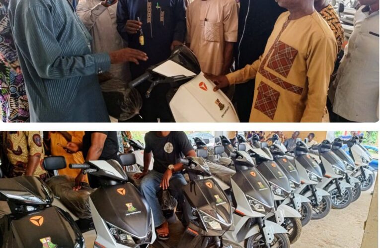 Just In: Oluyole LG boss, Olatunji presents 25 brand new bikes to PDP Ward chairmen
