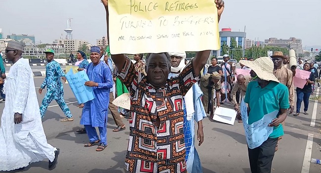 Retired Police Officers Block Aso Rock Gate, Protest Pension Scheme