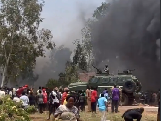 JUST IN: Plateau Residents Protest Over Killings, Confront Soldiers at Checkpoint [VIDEO]