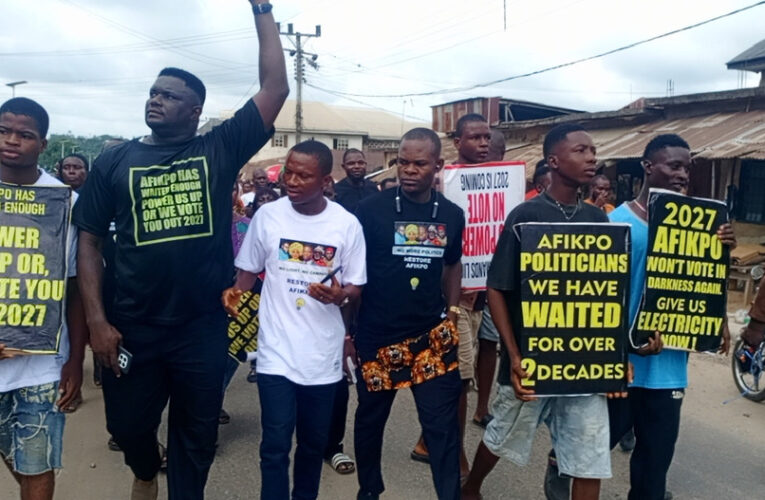 “No Light, No Vote”: Youths Stage Protest Over 25-Year Blackout