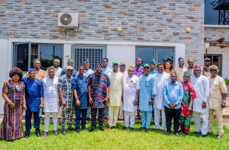 Ogundoyin Leads Oyo Lawmakers to Endorse Bimbo Adekanmbi as APM Governorship Aspirant at Strategic Breakfast Meeting