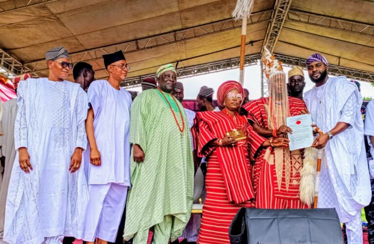 14yrs after, Makinde crowns new Onitabo of Itabo, presents instruments of office