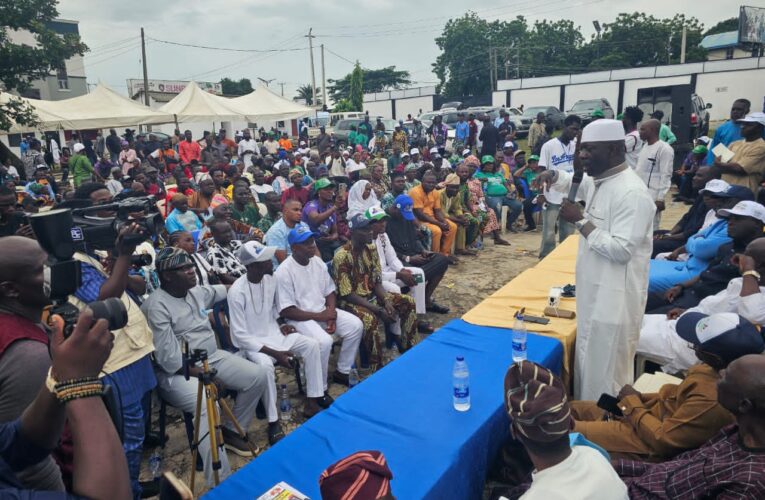 Adekanmbi holds Juma’at prayer, receives APC defectors in Ido, Ibarapa East