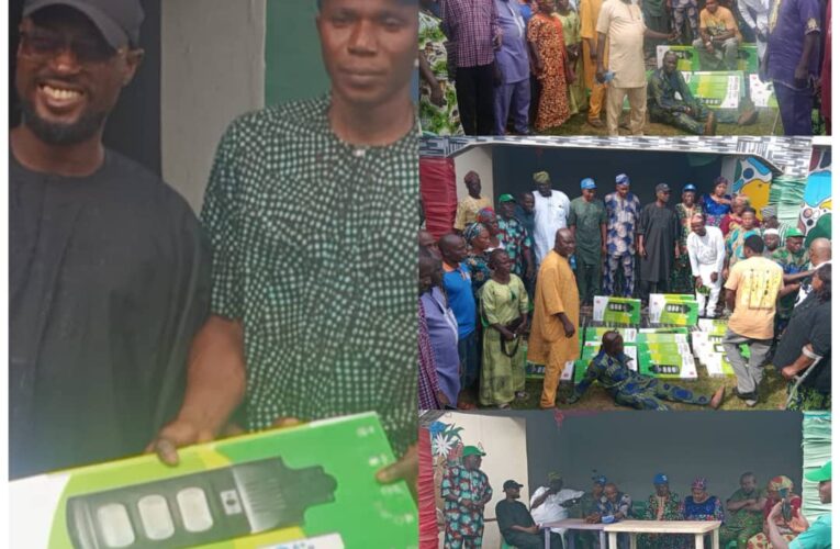 Phase 2: Oyo lawmaker Oparinde Distributes 46 Solar Lights, Cash Empowerment to Hausa, PWDs, Deji Group and Other Communities in Afijio