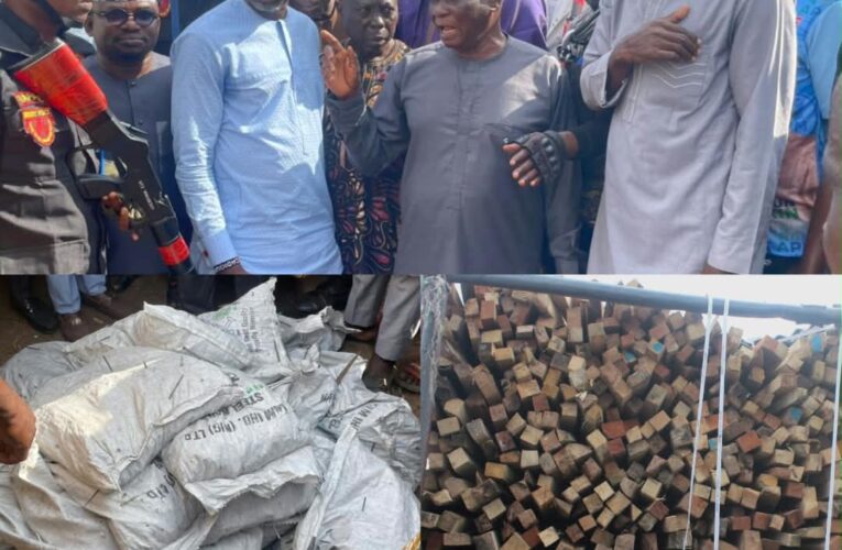 Oranyan Inferno: Agboworin Visits Market, Donates Building Materials For Reconstruction, Sympathizes With Traders