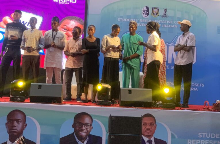 Day 2: Odidiomo Gifts 10 Brilliant Students N500k Each, Says He’s Contesting To Mentor Young Minds